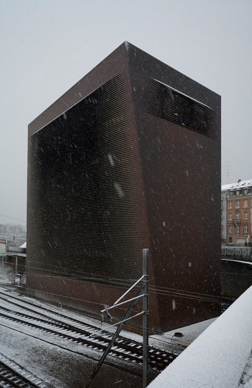 SBB-Stellwerk (Herzog + De Meuron 1994) im Schnee